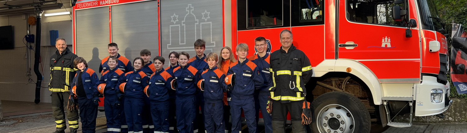 Jugendfeuerwehr Rissen, Gruppenbild vor dem Löschfahrzeug